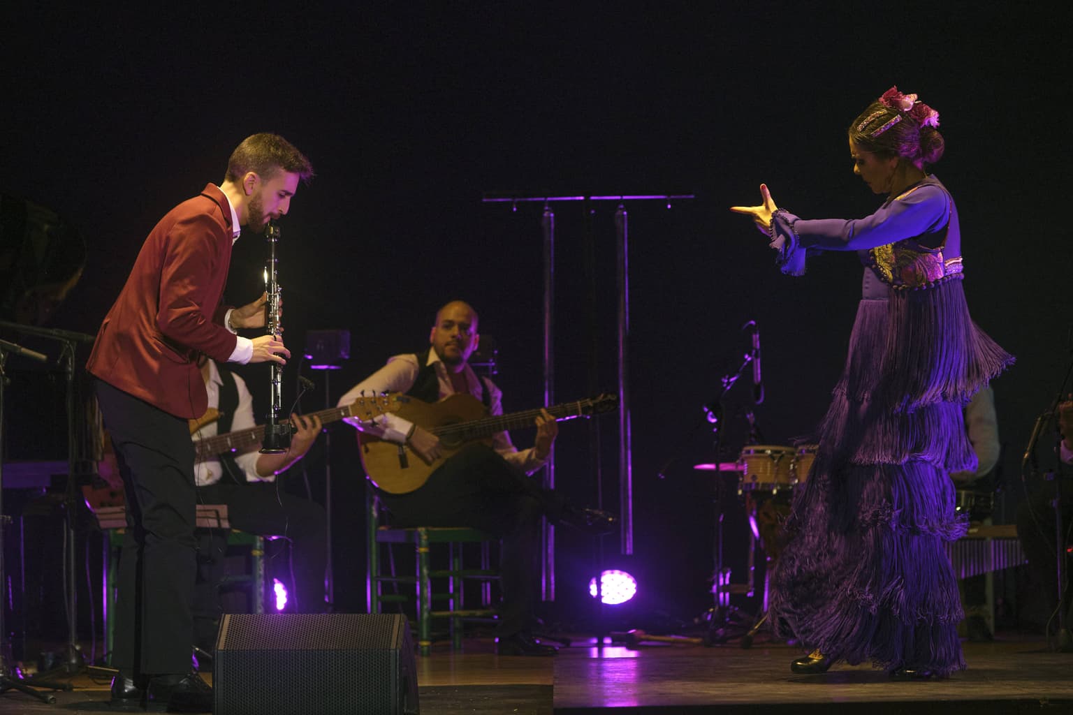 Diálogo entre clarinete y bailaora en púrpura
