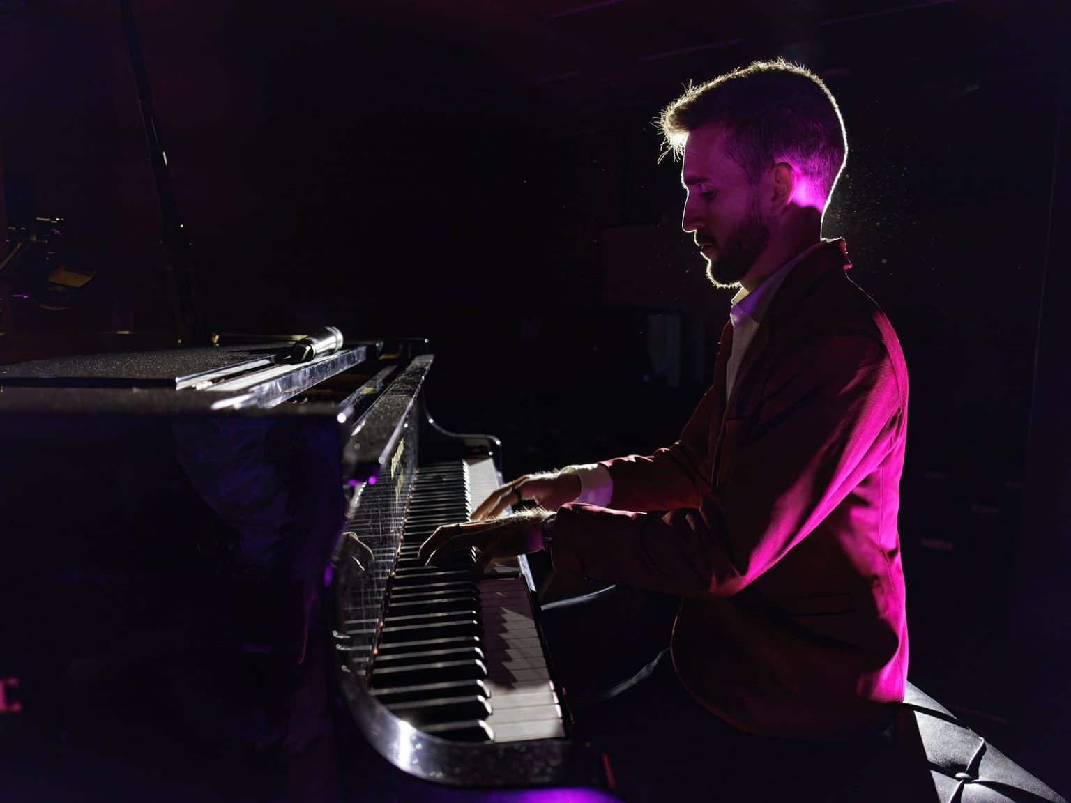 Josemi al piano con silueta dramática