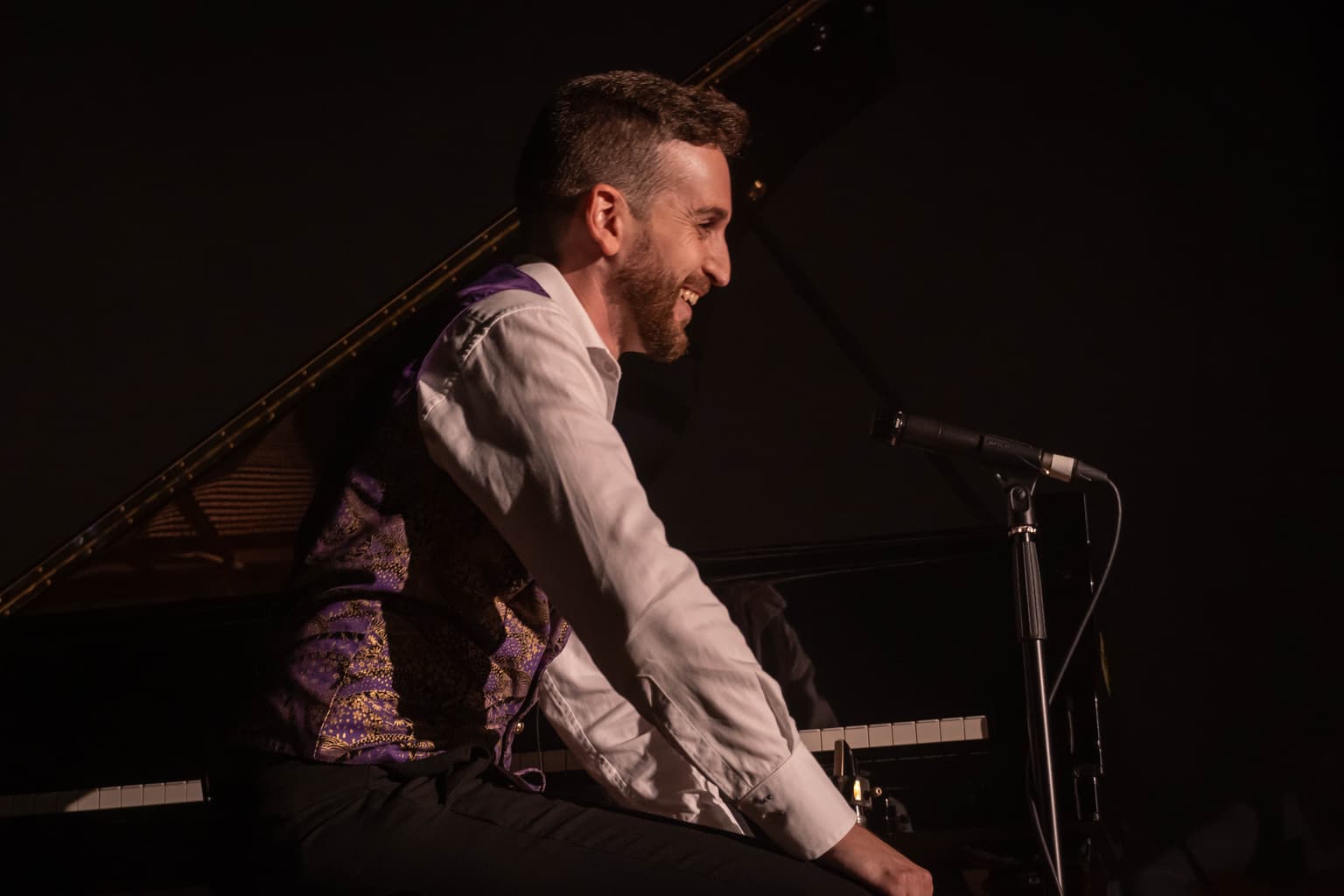 Josemi sonriendo en el escenario