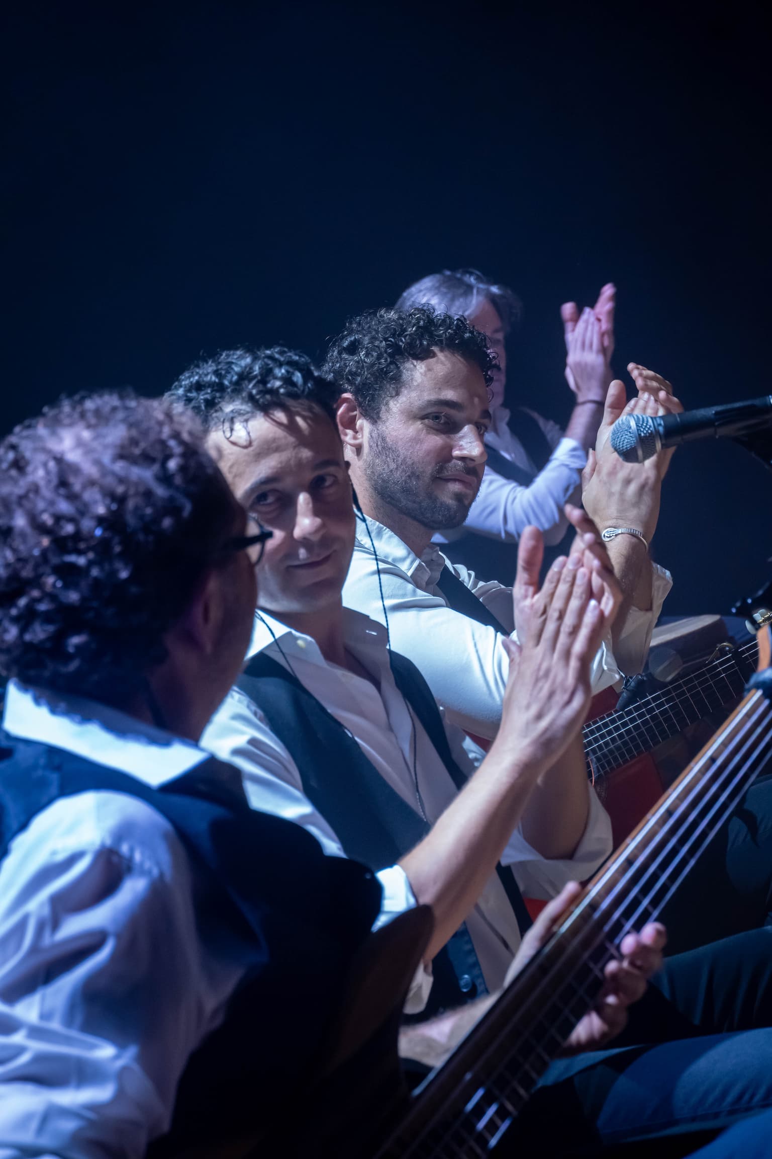 Músicos aplaudiendo en el escenario