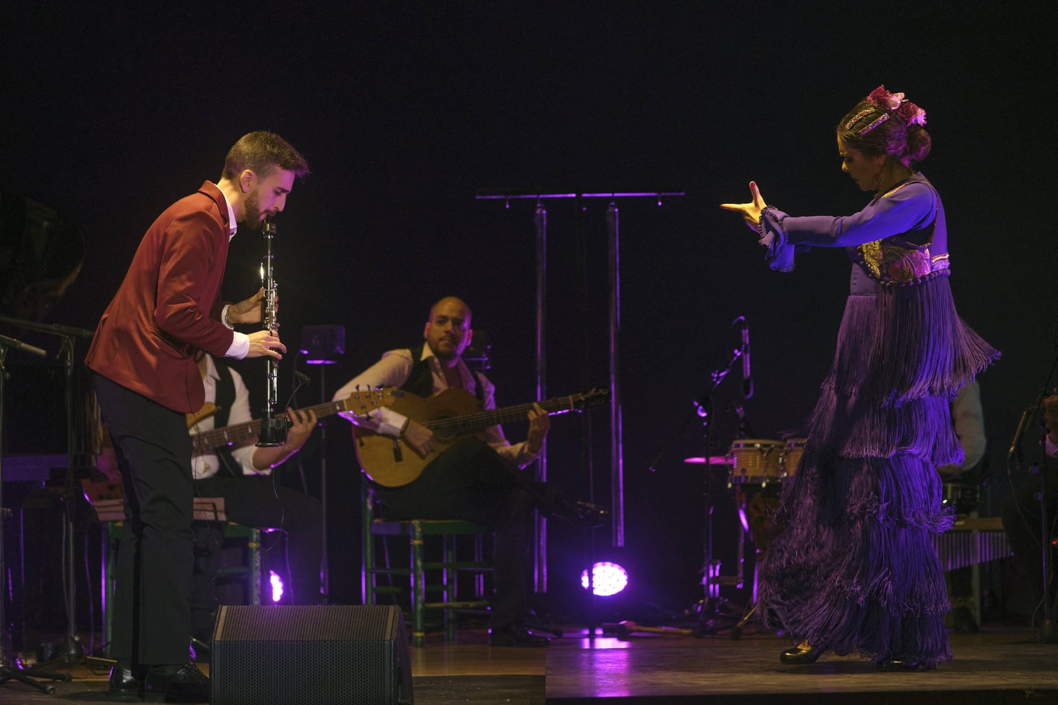 Josemi Castaño al clarinete dialogando con la bailaora y el guitarrista en escena
