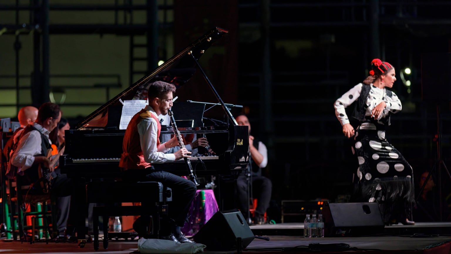 Escenario completo de Flamenco Band con piano, clarinete y bailaora