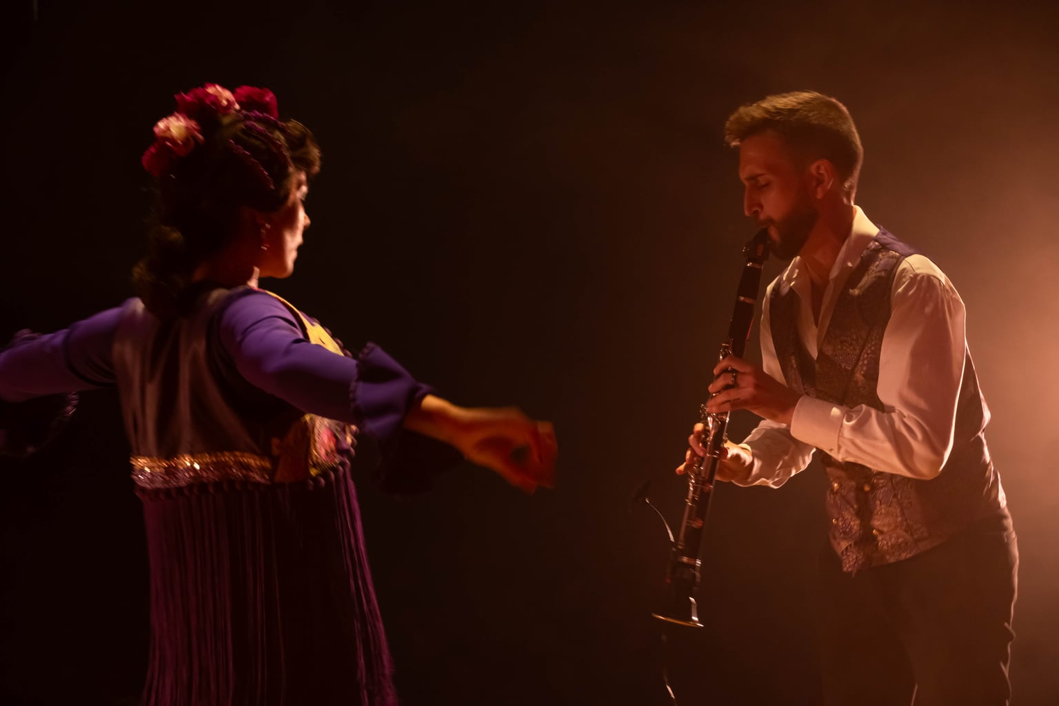 Josemi Castaño tocando el clarinete frente a la bailaora