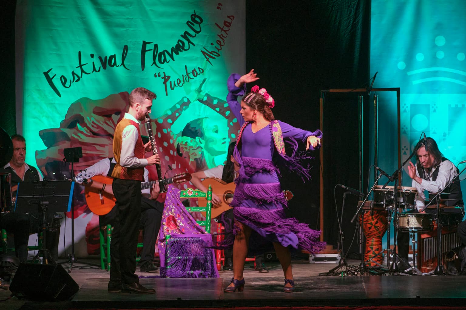 Festival con iluminación de escenario