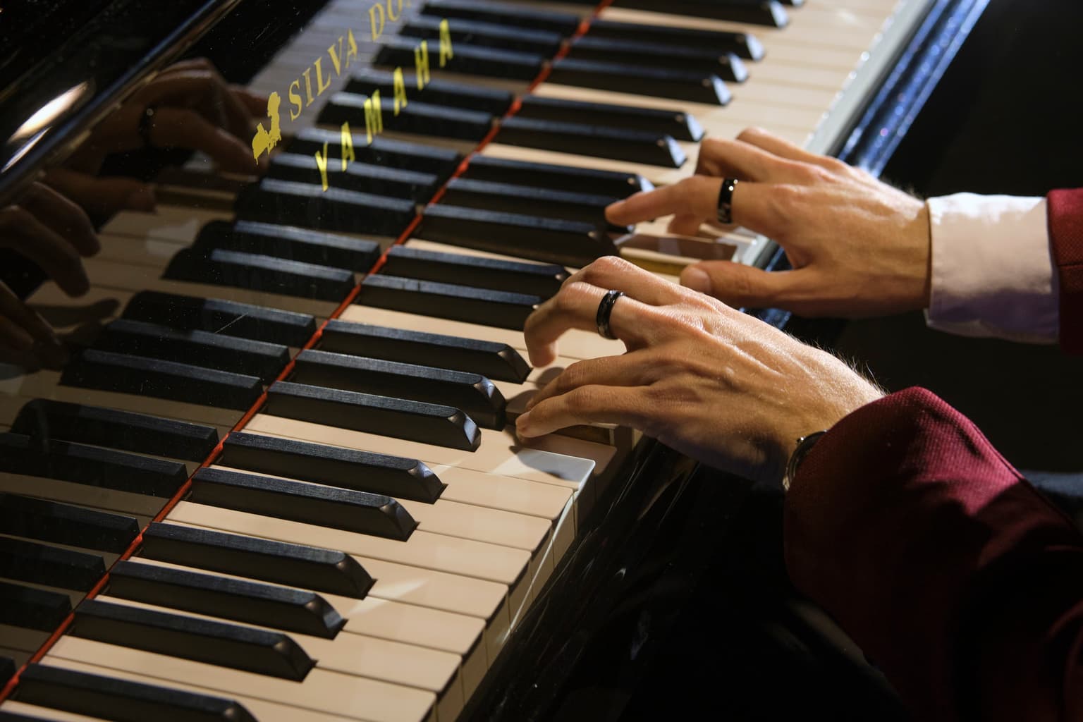 Escenario con iluminación teatral
