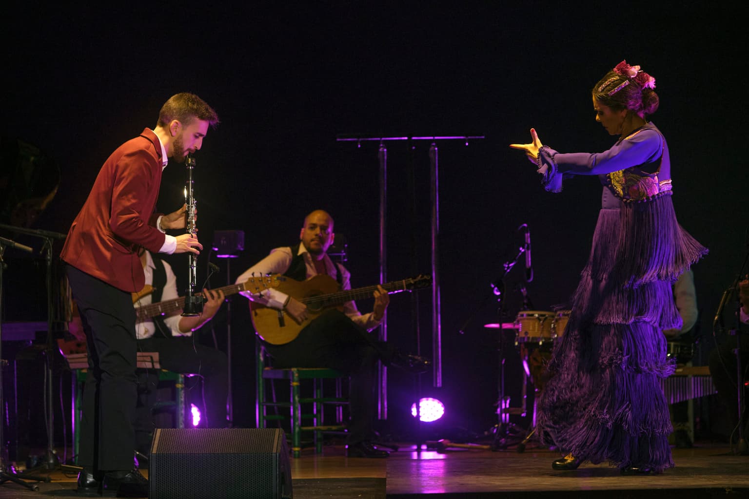 Josemi con clarinete en el escenario completo