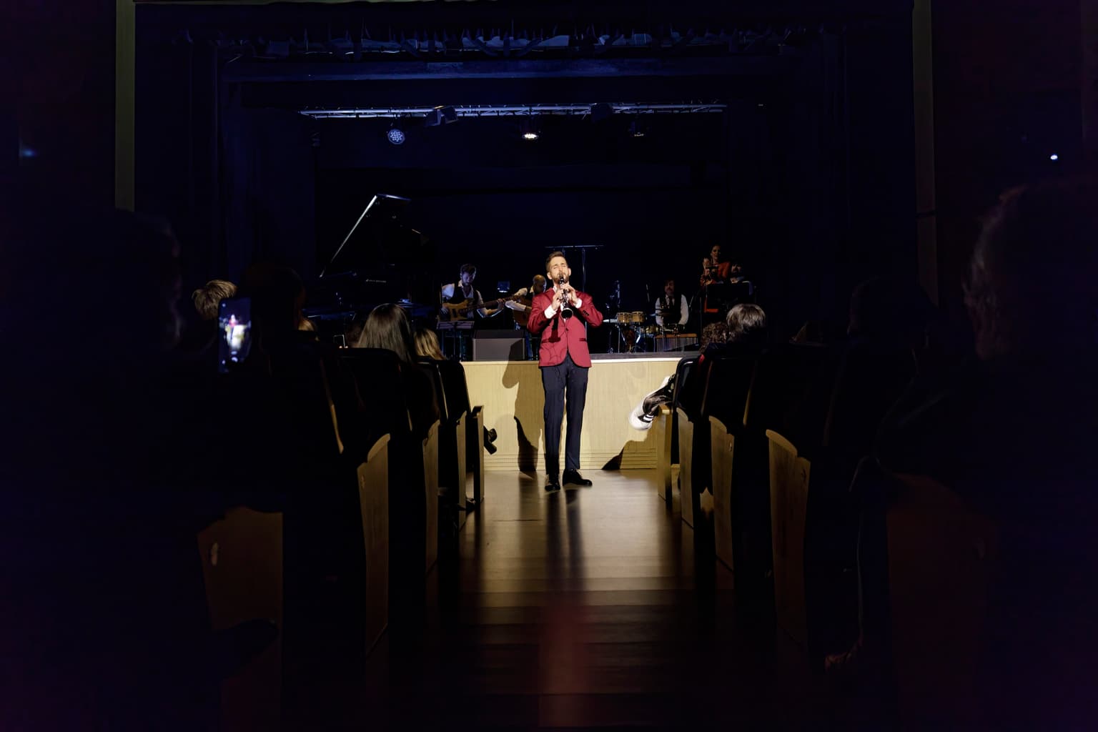 Actuación en teatro con luces cálidas